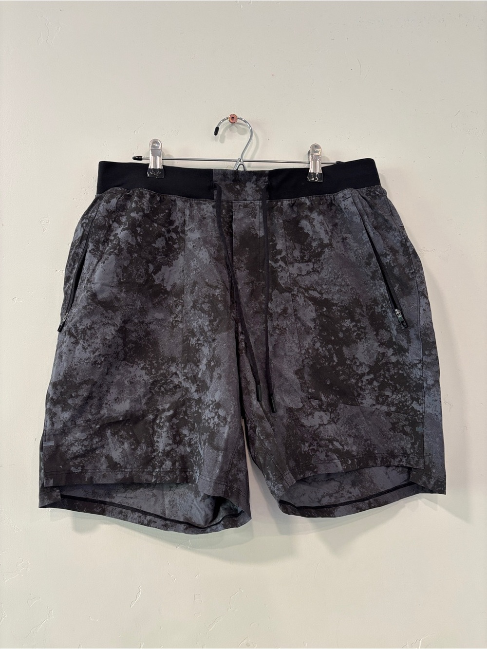 Lululemon License to Train LTT 7" Shorts Mens Large Grey Camo Acid Wash LM7AUJS